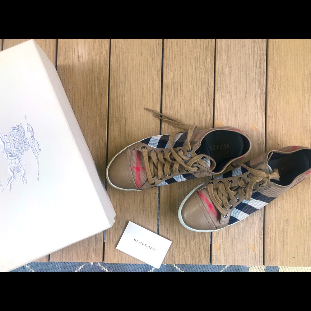 Burberry Women’s low top sneakers size US 7M